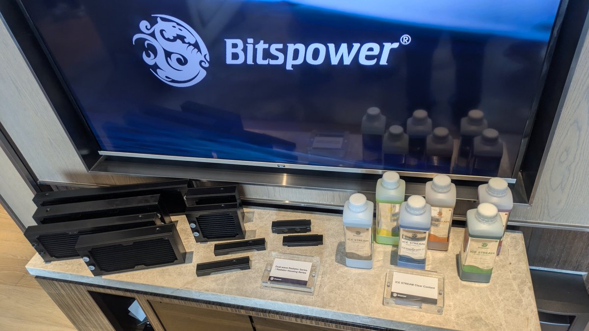 toru_mod_pc's tweet photo. 昨日は25周年のBitspowerのプライベートブースを訪問！@saito_MOD さんと@ModdingCafe さんの作品が展示されてました✨
新色クーラントやカバー取り外し可能ラジエーター、黒色チューブ、フィッティング、水枕、ケースも魅力的🫧
ちなみにベイビードラゴンが変化した姿がLCDモニターに👀
#COMPUTEX https://t.co/CcOHxV3IuH
