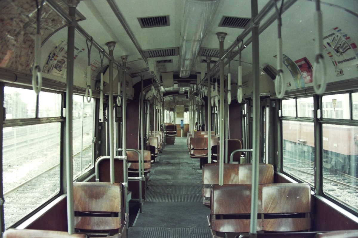 c4Y2v9RCk6l5pCA's tweet photo. 1981年、西独ドルトムント市電からやって来た広島電鉄70形連接車の車内の様子です。
座席は舶来ゆえ木製のシックな造りで、運転機器も独特な配置でした。　ただ、高速走行での振動が激しいためあまり使用されず、ほとんど車庫で眠っていました。 #広島電鉄 #ドルトムント https://t.co/xuKmFMZrbg