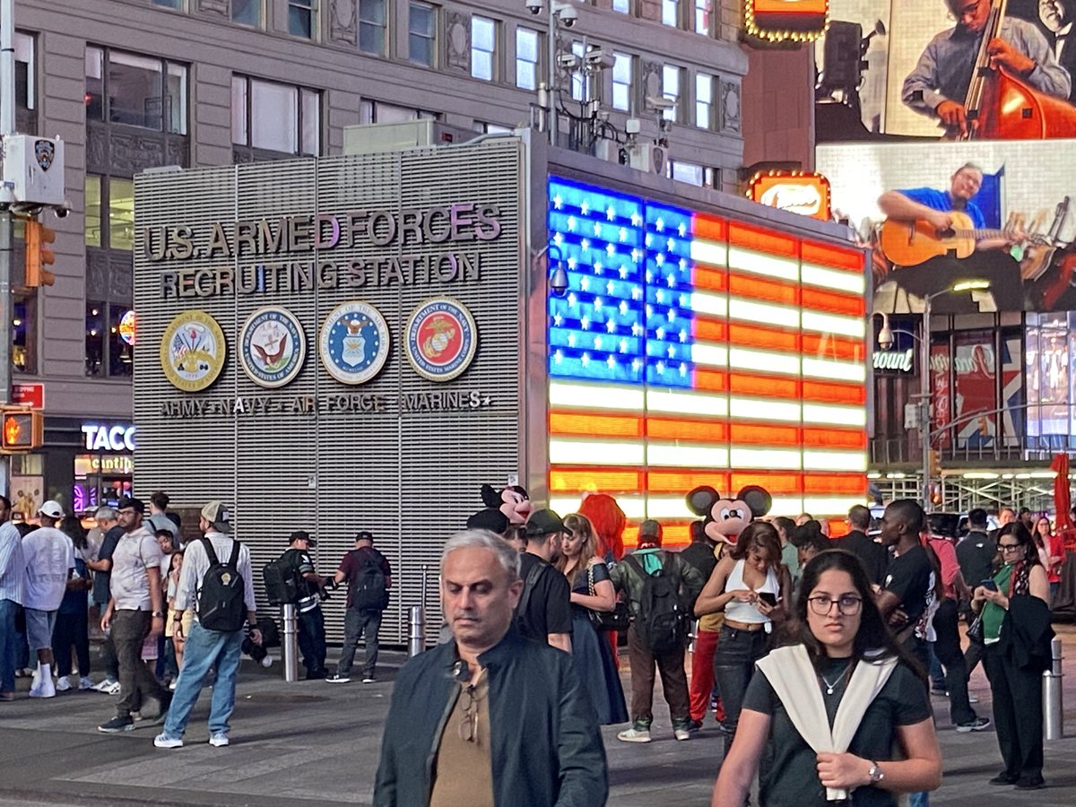 brian_evans's tweet photo. Times Square on a Saturday evening not without the noise and the pantomime but a great experience. I enjoyed New York and headed to Washington for work the following day. https://t.co/sCQYhxxn3V