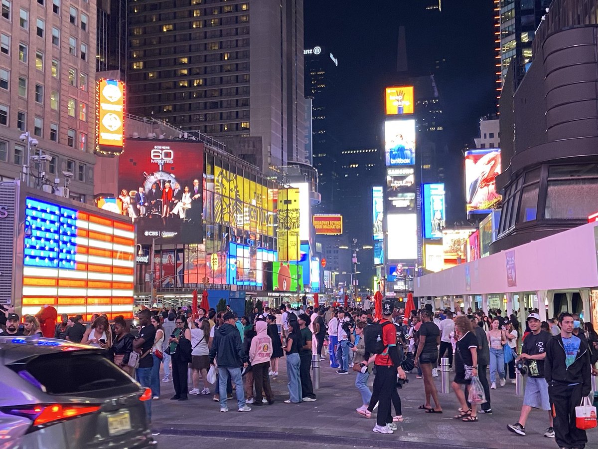 brian_evans's tweet photo. Times Square on a Saturday evening not without the noise and the pantomime but a great experience. I enjoyed New York and headed to Washington for work the following day. https://t.co/sCQYhxxn3V