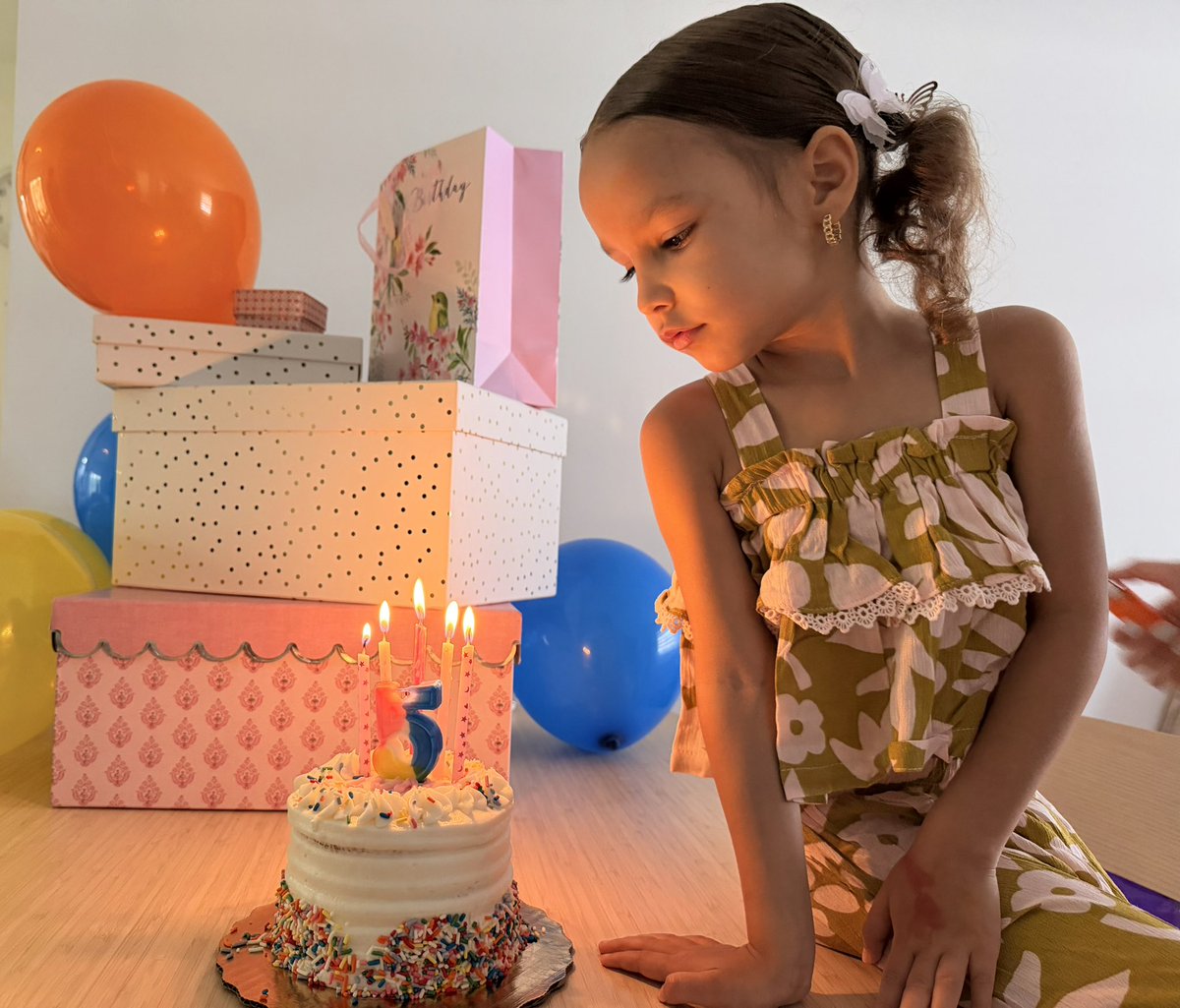 Luizmd's tweet photo. Happy birthday to my little 5 year old Luna 🌙❤️.
Zero vaccines and completely healthy.

Thats exactly how many shots a child needs to be healthy. Zero. https://t.co/38if9xGGFK