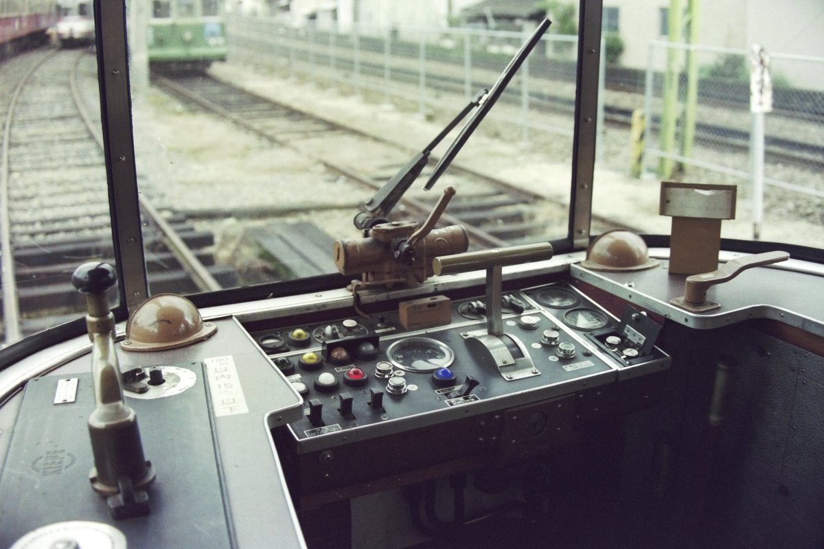 c4Y2v9RCk6l5pCA's tweet photo. 1981年、西独ドルトムント市電からやって来た広島電鉄70形連接車の車内の様子です。
座席は舶来ゆえ木製のシックな造りで、運転機器も独特な配置でした。　ただ、高速走行での振動が激しいためあまり使用されず、ほとんど車庫で眠っていました。 #広島電鉄 #ドルトムント https://t.co/xuKmFMZrbg