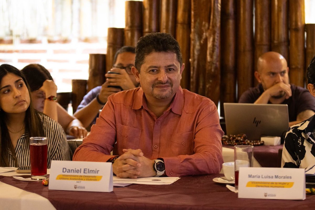 MIT_Ecuador's tweet photo. 🏡 #Pastaza | El viceministro de Vivienda, @WDELMIR, participó en el Gabinete Social liderado por la vicepresidenta de la República, @mjpintoec.

Durante la jornada se articularon acciones para fortalecer la implementación de los programas de vivienda y demás iniciativas sociales en territorio, garantizando una atención integral, oportuna y eficiente para la ciudadanía.

Seguimos trabajando con el compromiso del presidente @danielnoboaok para llegar con soluciones concretas a quienes más lo necesitan.