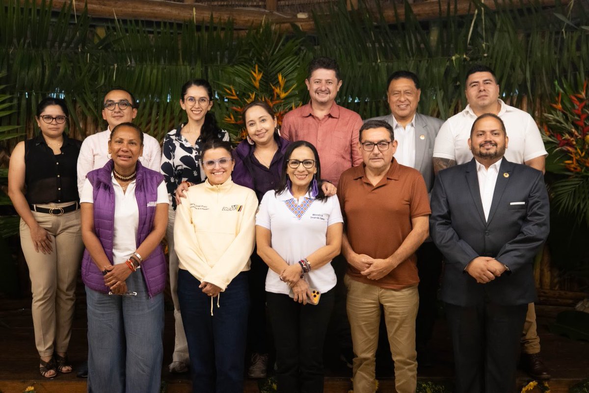 MIT_Ecuador's tweet photo. 🏡 #Pastaza | El viceministro de Vivienda, @WDELMIR, participó en el Gabinete Social liderado por la vicepresidenta de la República, @mjpintoec.

Durante la jornada se articularon acciones para fortalecer la implementación de los programas de vivienda y demás iniciativas sociales en territorio, garantizando una atención integral, oportuna y eficiente para la ciudadanía.

Seguimos trabajando con el compromiso del presidente @danielnoboaok para llegar con soluciones concretas a quienes más lo necesitan.