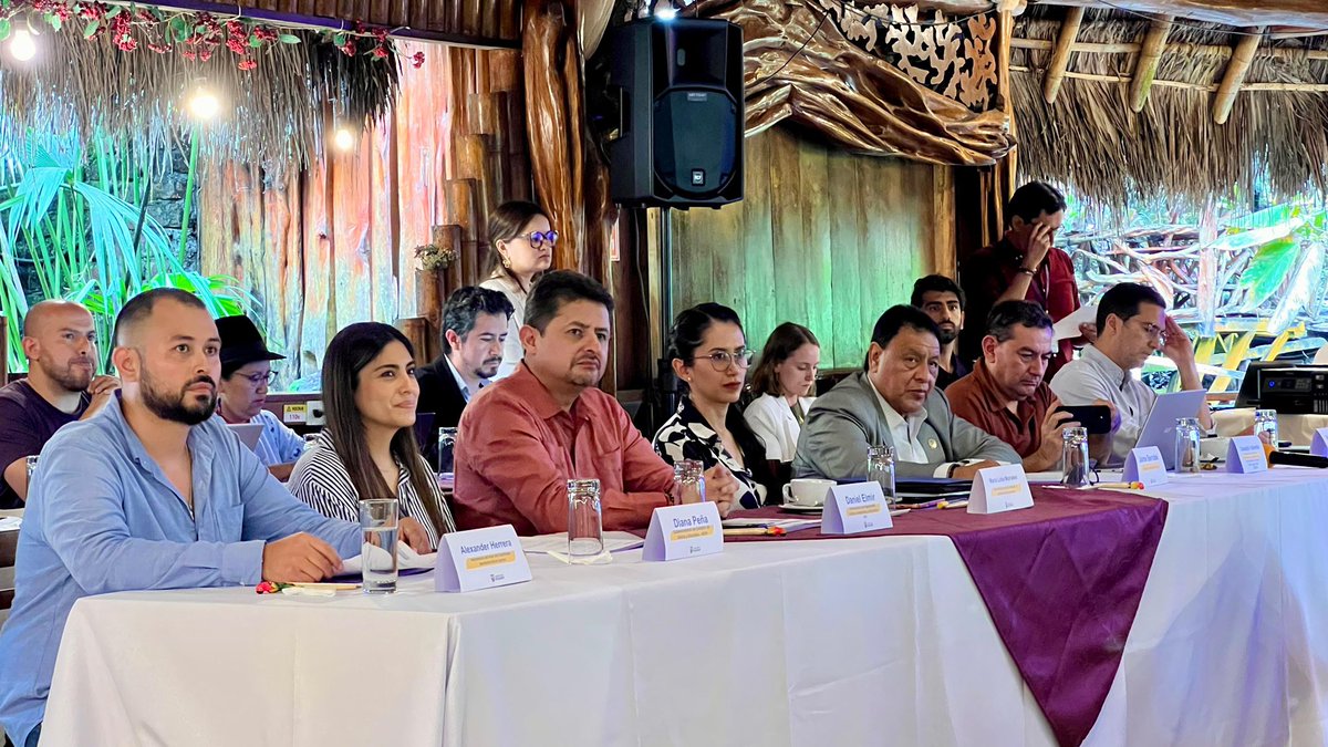 MIT_Ecuador's tweet photo. 🏡 #Pastaza | El viceministro de Vivienda, @WDELMIR, participó en el Gabinete Social liderado por la vicepresidenta de la República, @mjpintoec.

Durante la jornada se articularon acciones para fortalecer la implementación de los programas de vivienda y demás iniciativas sociales en territorio, garantizando una atención integral, oportuna y eficiente para la ciudadanía.

Seguimos trabajando con el compromiso del presidente @danielnoboaok para llegar con soluciones concretas a quienes más lo necesitan.