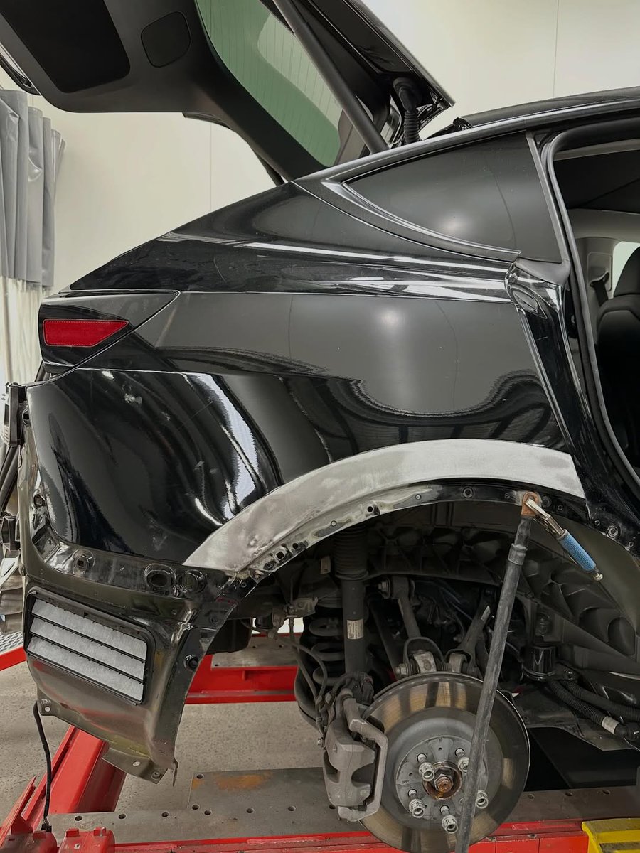 Celettegroup's tweet photo. Tesla Model Y quarter panel repair carried out on a Celette bench to ensure precise structural alignment and accurate positioning throughout the repair process. https://t.co/XkdllqBxTE