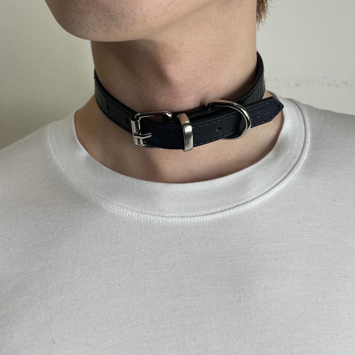 original_john's tweet photo. Original John
LEATHER NECK-BAND

２重巻きブレスとしても使用可能なレザーネックバンド。
”I WANNA BE YOUR DOG"の型押しモデル。
https://t.co/q90SlWjE14 https://t.co/GkZaYmnJLc