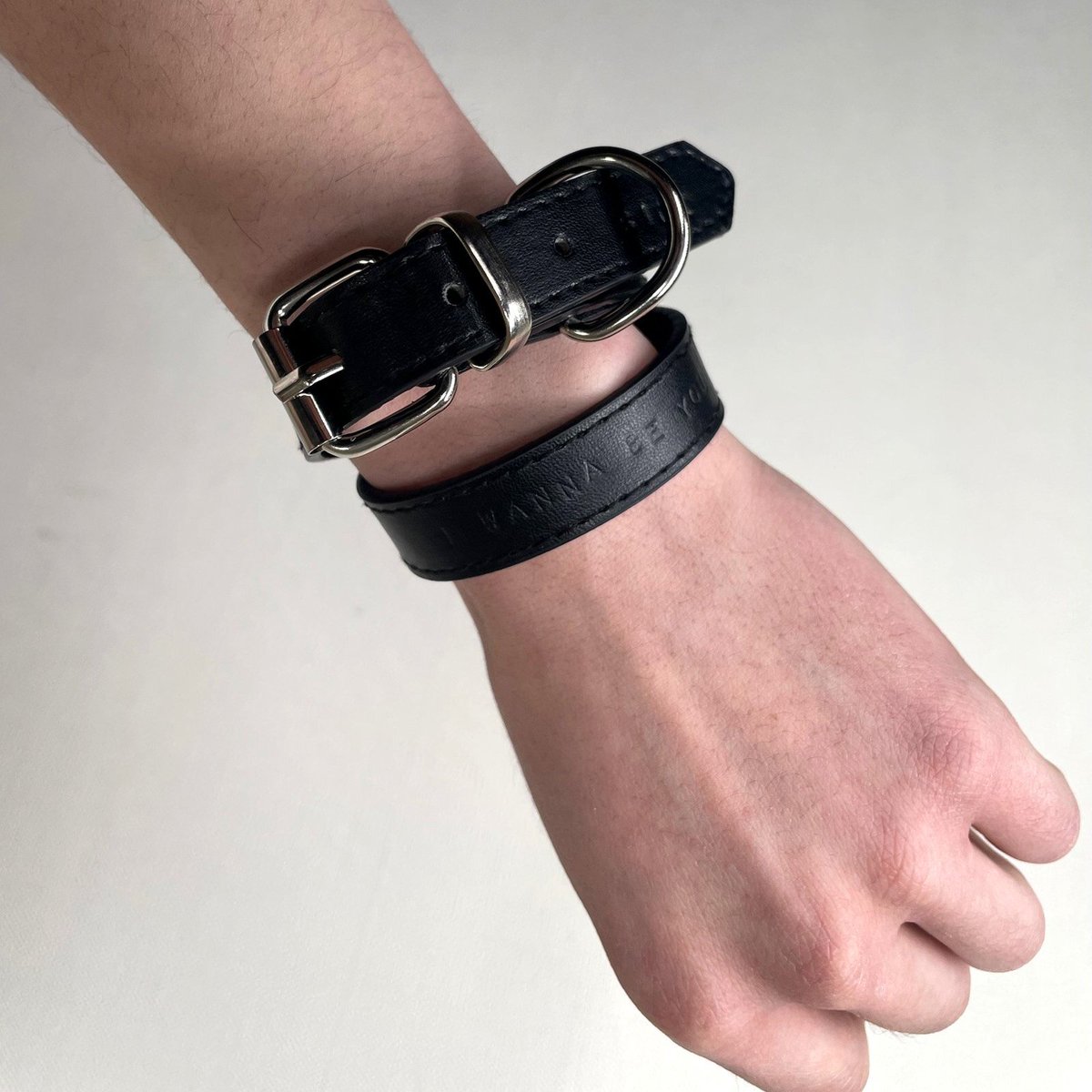 original_john's tweet photo. Original John
LEATHER NECK-BAND

２重巻きブレスとしても使用可能なレザーネックバンド。
”I WANNA BE YOUR DOG"の型押しモデル。
https://t.co/q90SlWjE14 https://t.co/GkZaYmnJLc