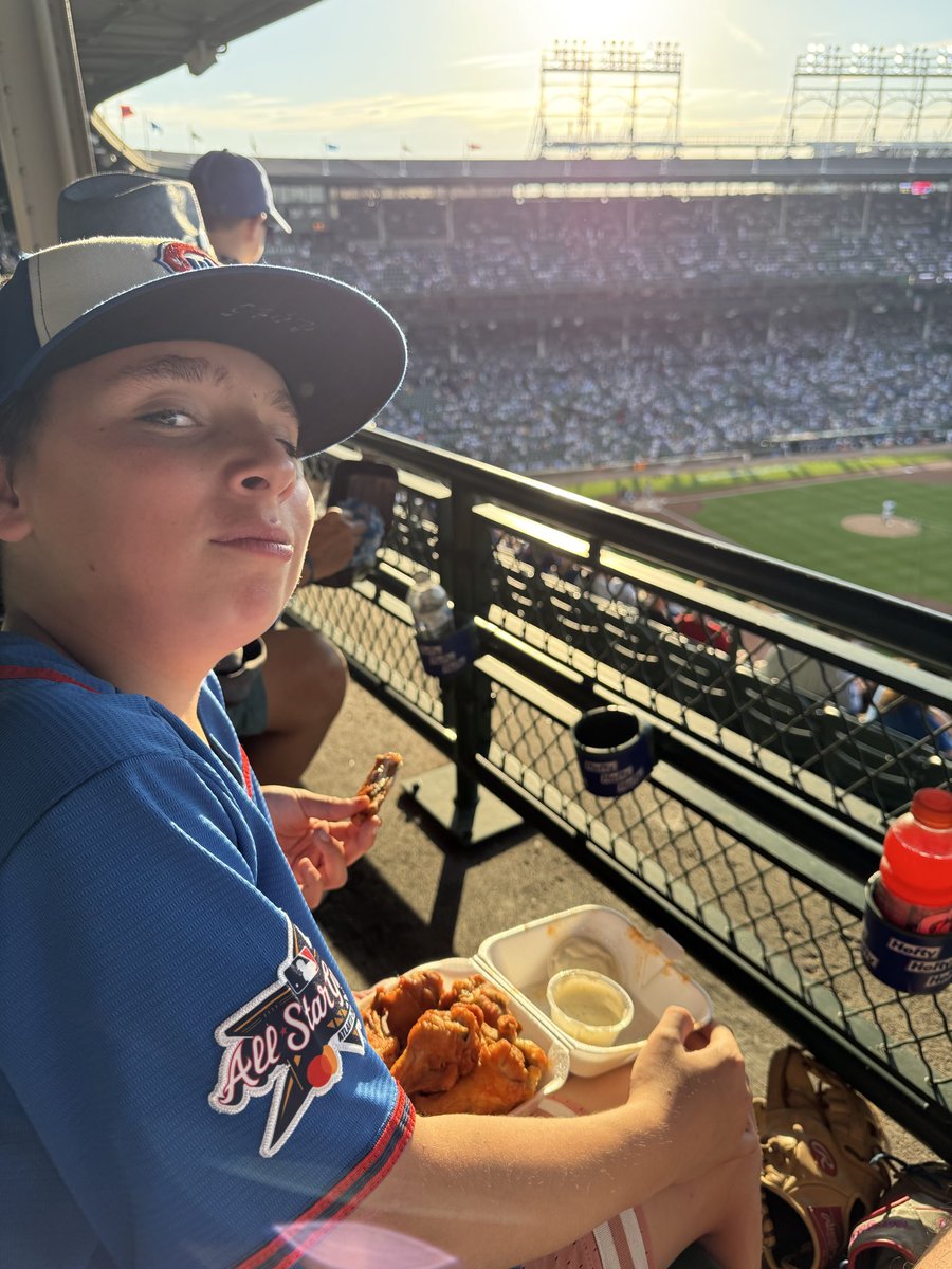 jsalituro's tweet photo. Nothing beats @Yakziesbar wings at the old ballpark! https://t.co/lNnTdu9MPC