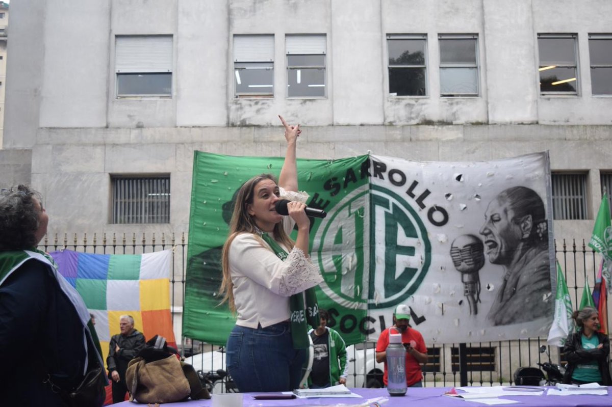 LucasMaida's tweet photo. Por @somosradioam530 la Radio  de las "Madres de Plaza de Mayo" junto a @SandraRusso_ok  y @Jorge_Elbaum conversaremos con Ingrid Manfred Sec Gral recientemente electa por ATE LISTA VERDE Y BLANCA DESARROLLO SOCIAL 
Escuchanos 21.15hs! https://t.co/yNtEV92D85