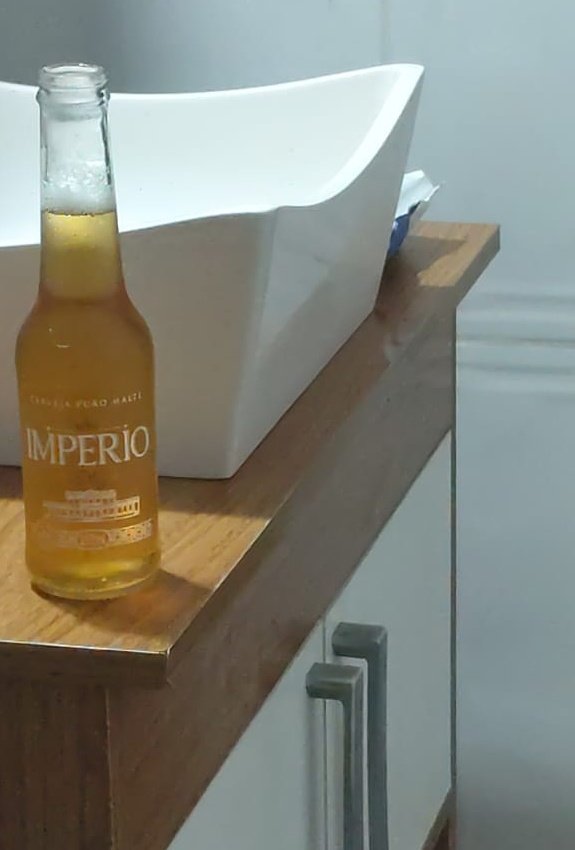 Gueds_Yolo's tweet photo. No banho, com o Pagodix no talo estourando.
A porta abre e vem a pergunta: "O pagode é aqui, né?"
A cerveja chegou!
É uma presidenta mesmo, essa saborosa. 🍻 https://t.co/p1twDMQqKN