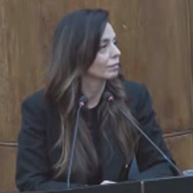 clarincom's tweet photo. ZUVIC VINCULÓ EL CRIMEN DE GUTIÉRREZ CON LA BÚSQUEDA DEL “BOTÍN” DE LOS KIRCHNER

Mariana Zuvic declaró como testigo en el juicio por la causa Cuadernos y sostuvo que el asesinato de Fabián Gutiérrez, el ex secretario privado de Cristina Kirchner quien fue asesinado en julio de 2020, estuvo relacionado con la búsqueda de dinero proveniente de la corrupción kirchnerista.

Zuvic relató que tuvo un encuentro con Gutiérrez antes de su asesinato y que lo vio “visiblemente quebrado”. Según contó, él le dijo que continuara con las denuncias porque estaba “en el buen camino”.

(+) en Clarín: https://t.co/s33kPINgZi