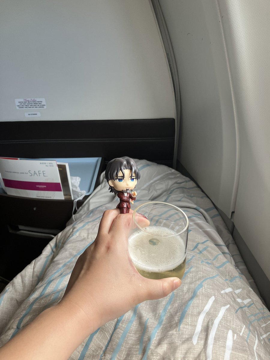 tokiomi0hawaii's tweet photo. 帰りもハワイアン航空ビジネスクラス〜珍しく窓際(いっつも島中が好き)
ウェルカムシャンパンだよ時臣
9時間ちょっと飛行機がんばろう
フルフラットなのでゴロゴロしているだけですが… https://t.co/rRvWlLUN6k