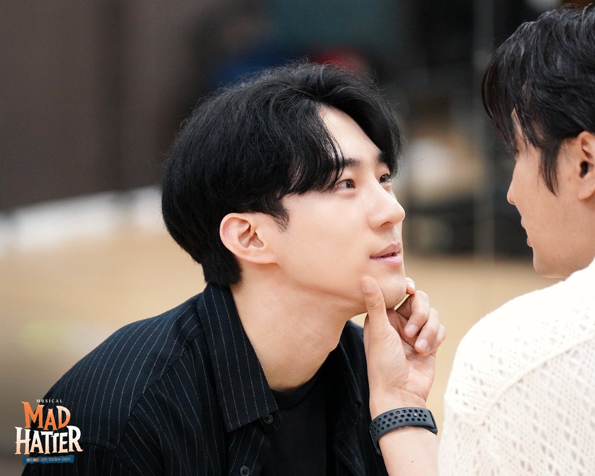 JSYARCHIVE_'s tweet photo. 뮤지컬 매드해터

🎩 연습실 현장 스케치 

개막을 앞둔 뮤지컬 <매드해터>의
막바지 연습 현장 공개!

조슬린 #조성윤 

26.06.09.~26.08.30. 
TOM 1관 https://t.co/YT54SXktxX