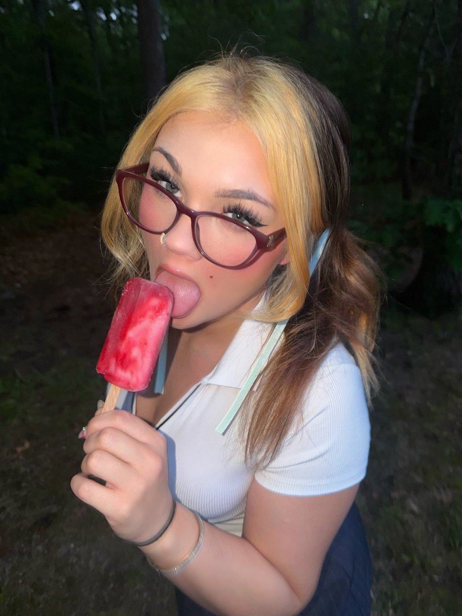 bunniiworld's tweet photo. lick lick 👅 nerdy babe
#nsfwtwtًً #daddykink #agegap #submissive #brat #nerdbabe https://t.co/HdChfWv33q