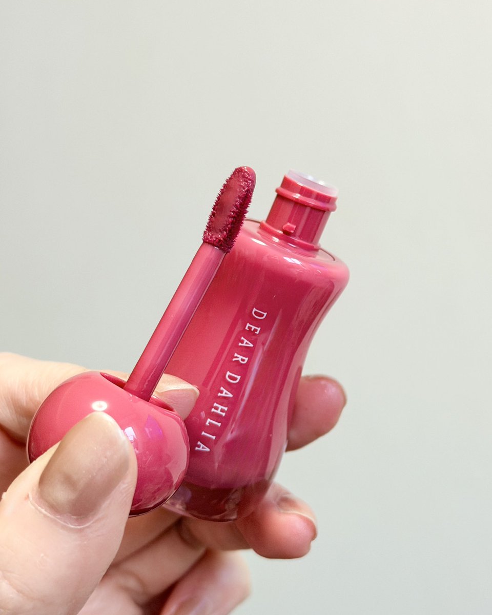 CosmeCrew's tweet photo. NEW NEW FESにていただきました
今日のリップはディアダリア ドレッシーグロウティント　107DAZE
しっかり発色だけどつやが可愛くて強い印象にならないの☺️
すぐにティントになるからありがたい🙏✨
#PR #newnewfesに参加中
#NNF_2 #Kコスメ区民族村 https://t.co/FzLENMWD5j
