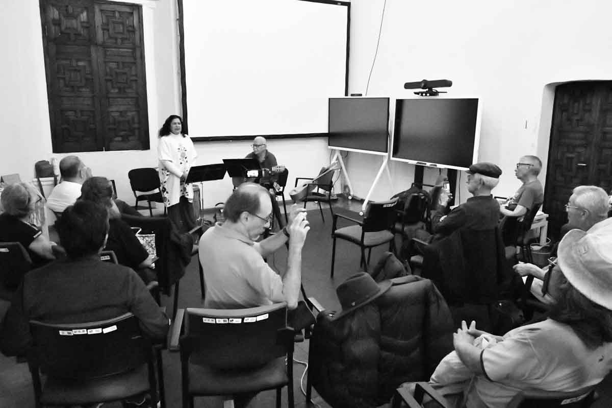 ciesas's tweet photo. Hoy, #CasaChata le abrió las puertas al proyecto musical Anthar y Margarita, con su recital participativo 'Cantos de identidad y Patria' 🎤.
Compartimos contigo algunas imágenes de lo que se vivió 📷.
Fue una actividad en el marco del proyecto «Los auténticos disidentes». https://t.co/1GUUut4RbM