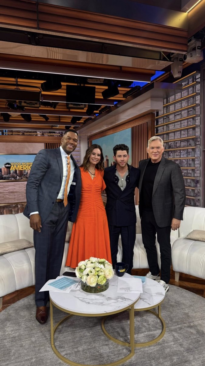 hellojobros's tweet photo. 📸 | Nick Jonas participou do Good Morning America, em Nova Iorque, hoje (04/06), antes de voar para Cataratas do Niágara, no Canadá, para realizar o primeiro show da turnê A Night with Nick porque qualquer oportunidade de trabalhar, ele trabalha mesmo. 💅😘❤️ https://t.co/wik0mSkJPh