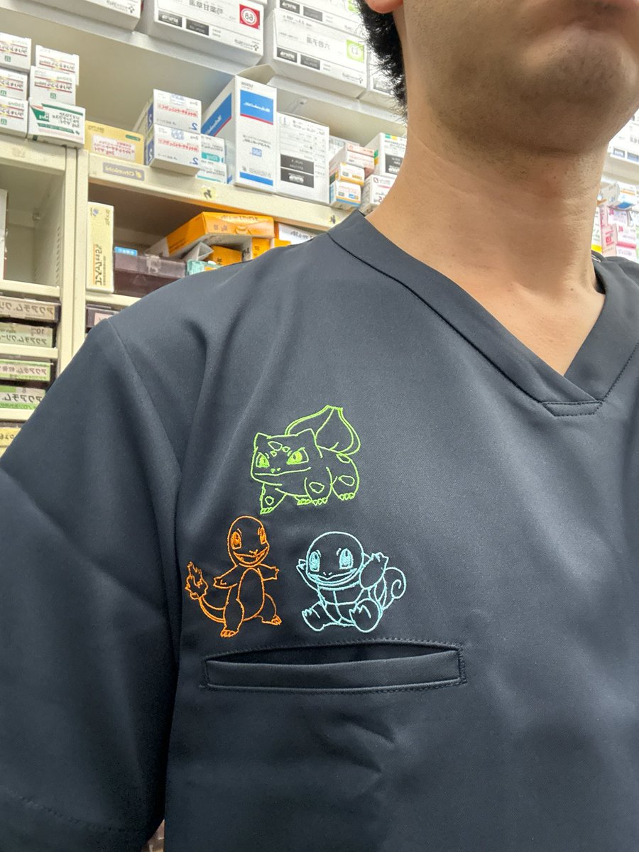 cotsubu19's tweet photo. スタッフと一緒にスクラブを新調！

これでうちのメンズ薬剤師は全員ポケモンスクラブになりました😁

ｵﾁﾞですが、若いモンたちに負けないように頑張ります😤 https://t.co/n0MEMqeaK4