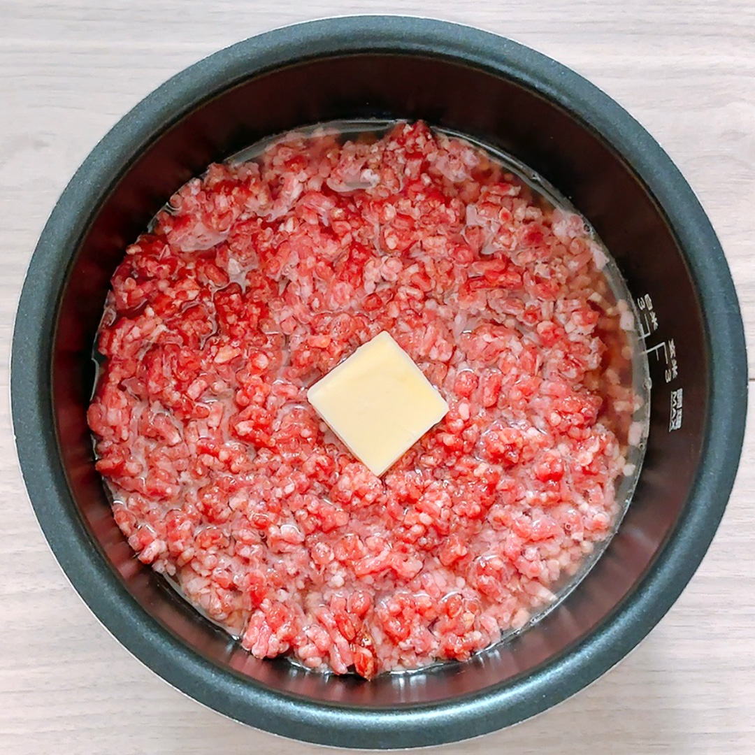 TastyJapan's tweet photo. 【ひき肉、フライパンで焼くのやめた】炊飯器に入れたらとんでもないのできた

ひき肉、そのまま炊飯器に入れるだけでいい。にんにくとバターの香りが広がり、肉のうまみをご飯がたっぷり吸った一杯です。材料を入れて炊くだけなのに満足感は抜群。

詳しいレシピはリプ欄で⬇️ https://t.co/guplW3YRQA