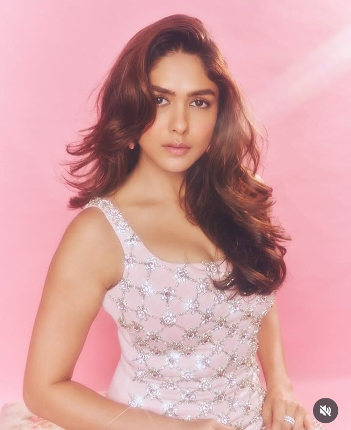 ffcinema_com's tweet photo. Mrunal Thakur 

#actress #ffcinema #mrunalthakur https://t.co/ViqImfSRyD