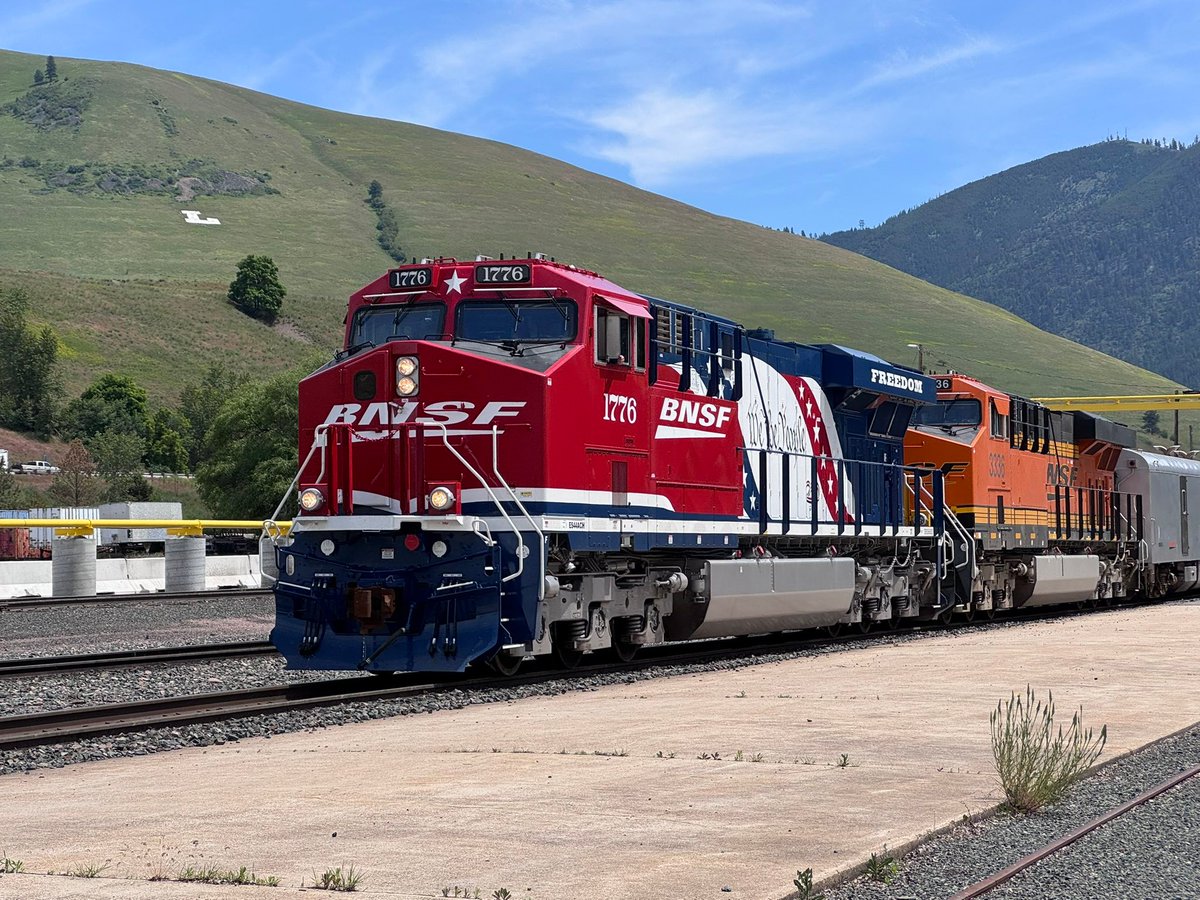 bigskyrailmt's tweet photo. @BNSFRailway ’s America 250 locomotive rolled through Missoula this week.

Rail continues to connect communities, economies and stories across Montana and the Greater Northwest.

Video and photos courtesy of @davestrohmaier.

#BigSkyRail #BNSF #America250 #PassengerRail https://t.co/6VPYuWlPgo