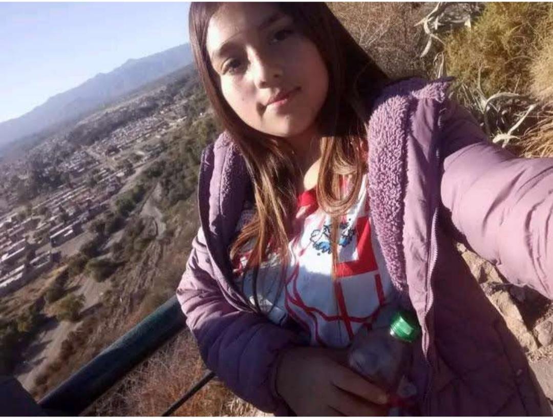 MarceloOrtizTV's tweet photo. 🔎 BUSCAN A AGUSTINA AILÉN LERA

La adolescente de 16 años fue vista por última vez el pasado 31 de mayo cuando salió de su domicilio en el barrio Santa Teresita de Las Heras.

Mide aproximadamente 1,50 m, es de contextura delgada, tez morena con pecas, ojos marrones y cabello largo oscuro con un sector teñido de gris cerca de la frente.

Vestía zapatillas Adidas blancas, pantalón negro y campera de la misma marca.

Cualquier información sobre su paradero debe ser comunicada de manera urgente al 911.

Difundir. #LasHeras #Mendoza