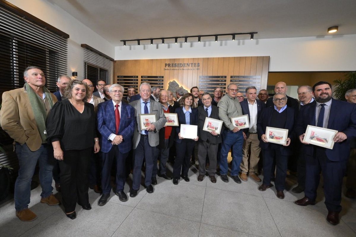 FLegnaniSilva's tweet photo. Acompañamos la inauguración de la nueva casa del @cintendentesuy .

Un espacio democratico donde abordamos conjuntamente los desafíos e intereses de los 19 departamentos.

Felicitaciones por este paso, y a seguir trabajando por lo que nos une! https://t.co/Hrt2RrI0Xl