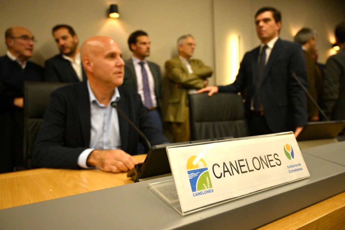 FLegnaniSilva's tweet photo. Acompañamos la inauguración de la nueva casa del @cintendentesuy .

Un espacio democratico donde abordamos conjuntamente los desafíos e intereses de los 19 departamentos.

Felicitaciones por este paso, y a seguir trabajando por lo que nos une! https://t.co/Hrt2RrI0Xl