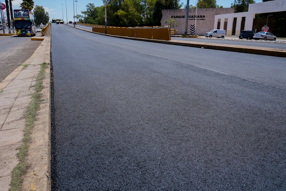 ObrasPublicasDG's tweet photo. ✅ Los trabajos se hacen siempre a favor de la gran familia de Durango.
Por indicaciones del presidente @josejoseantonio hicimos la pavimentación en el puente de la Av. Lic. Armando del Castillo Franco, viendo por la seguridad vial de los duranguenses.

#EsteEsElCamino🐺 https://t.co/yBXmpMDwpu