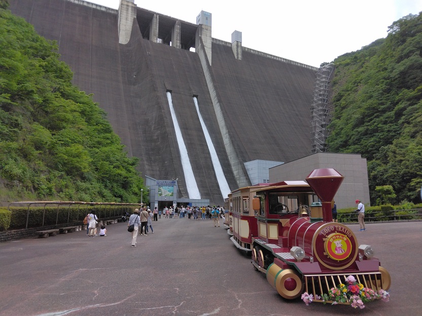 miyagasedam_w_e's tweet photo. 今日(6/12金)は、宮ヶ瀬ダムの観光放流日です。
時間は、午前11時と午後2時から6分間。
宮ヶ瀬ダムの下でご覧ください。
お車でお越しの際は、あいかわ公園駐車場から歩いて15分程。
水エネ館駐車場の場合は、ダム中央のEVかインクラインでダムの下へ移動してください。 https://t.co/OHYXgKZ3Hv