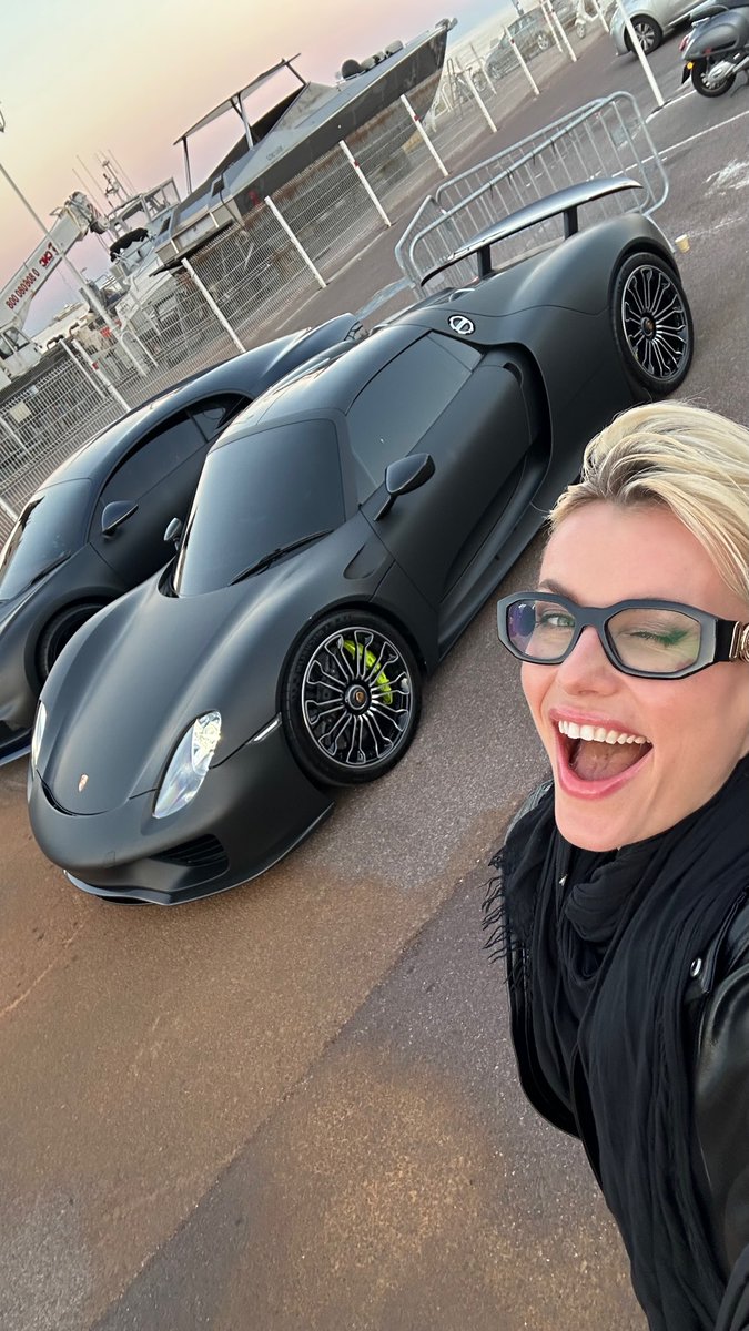 Ellie00_00's tweet photo. A sports car and a smile under the setting sun: do you prefer to appreciate the beauty of a car at dusk, or feel its power in the daytime? https://t.co/cbtlUsld7b