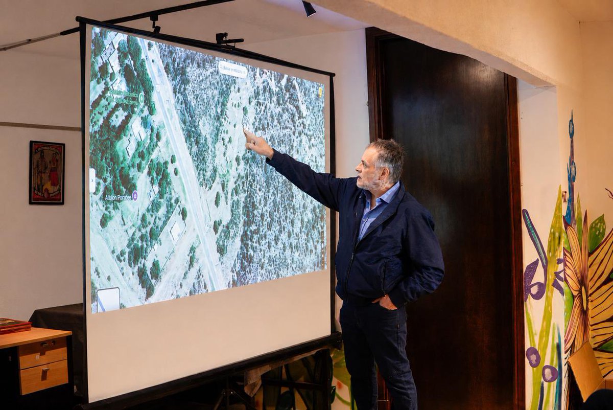 ArielPuy's tweet photo. ✅ Planificar la expansión para garantizar el acceso a servicios básicos 

Nos reunimos con vecinos de El Secadal para avanzar en el ordenamiento territorial y promover el acceso a servicios esenciales, como el agua y la energía eléctrica.

El desarrollo del hábitat requiere una planificación responsable, de largo plazo, con una mirada estratégica sobre los recursos disponibles. En ese camino, es imprescindible un estudio integral del agua en la provincia, una herramienta fundamental para acompañar el crecimiento de nuestras comunidades, promover una expansión territorial ordenada y asegurar mejores condiciones de vida para las familias riojanas.