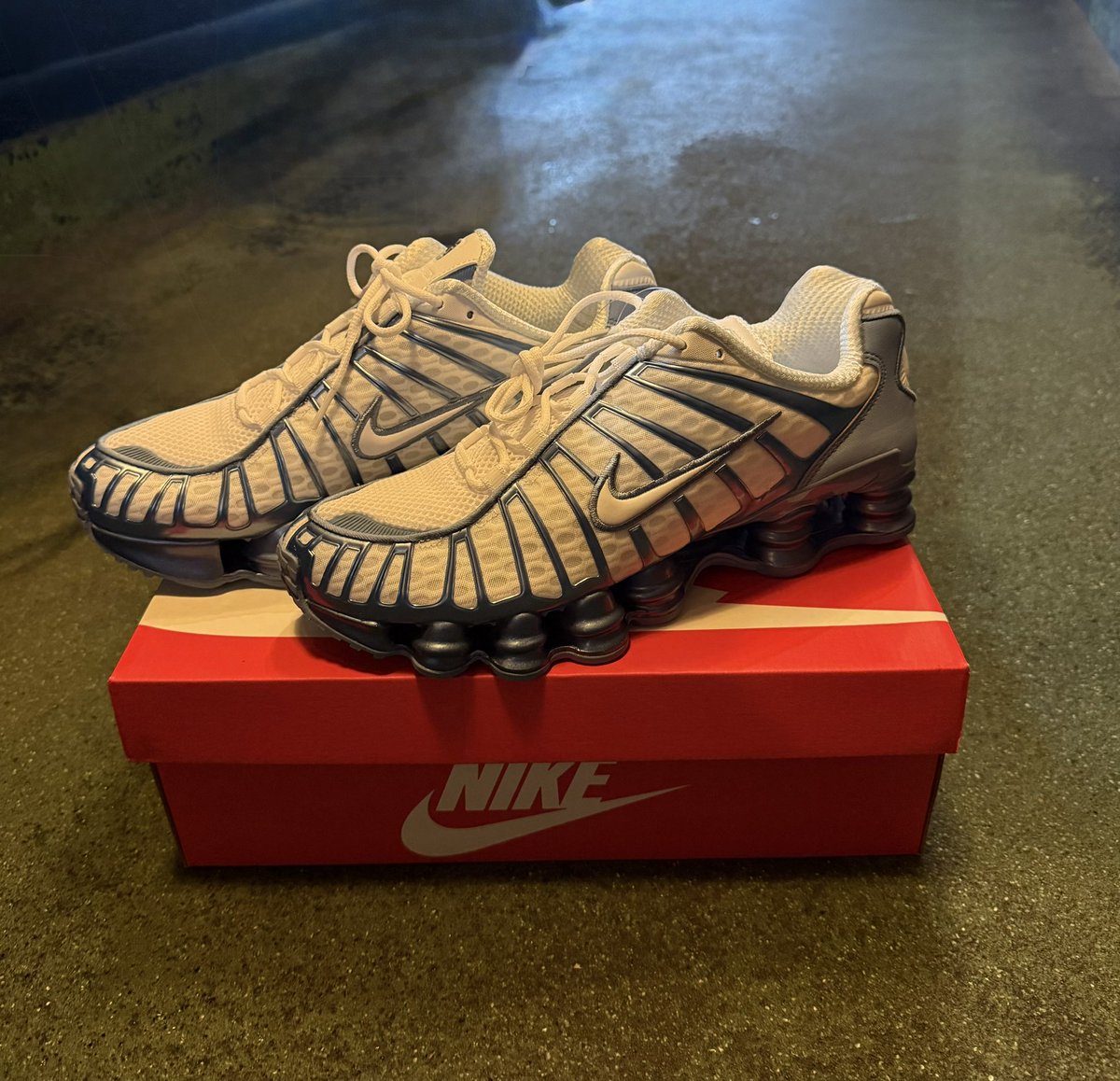 deppa_Nishimura's tweet photo. おはよんです☀️

欲しかった👟を買っちゃった
買った次の日見たら
僕が買った時より3千円高くなってた
凄く得した気分なったから
いつもよりビール5杯飲んだ
マイナスになったワン🐶

今日もダブル冷やしあります

夜営業ありです

元気に頑張るワン💪 https://t.co/Pfs40r29m4
