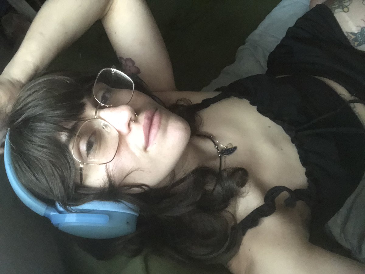 trashspawn's tweet photo. Me and my headphones against the world https://t.co/EkgUPt7g1S
