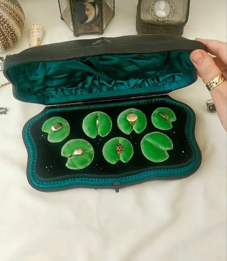 silkenhearts's tweet photo. look at this! the most darling jewelry organizer https://t.co/Lek5DIGKG9