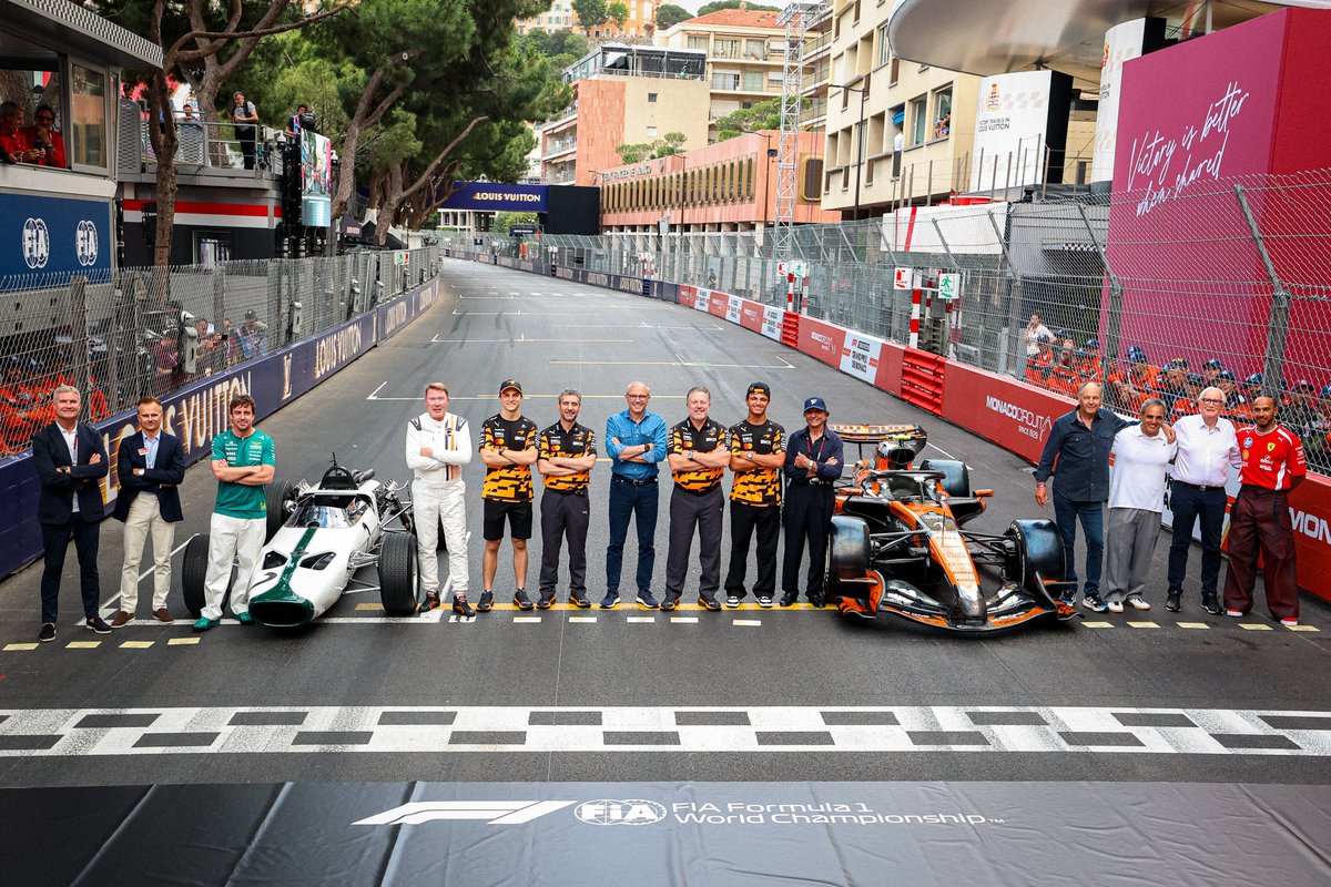 cadacher's tweet photo. No soy seguidor de McLaren, pero que fotaza. Claro, faltan unos grandes como Kimi y Button. https://t.co/H6zKjJxKNd