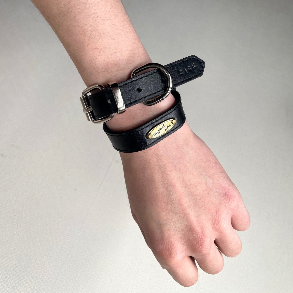 original_john's tweet photo. Original John
LEATHER NECK-BAND

２重巻きブレスとしても使用可能なレザーネックバンド。
ロゴプレートモデル。
https://t.co/q90SlWjE14 https://t.co/fL6vjbGxPa