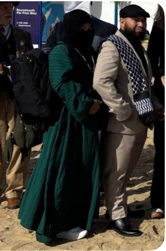 itsonlyYC's tweet photo. @MothinAli 🥴 Deary me, there’s none so blind as those that cannot see…

This you? With your wife fully covered, walking behind, carrying your bag on her back.., 

But Rob Kenyon. Yeh. https://t.co/CZkEXrDYpk