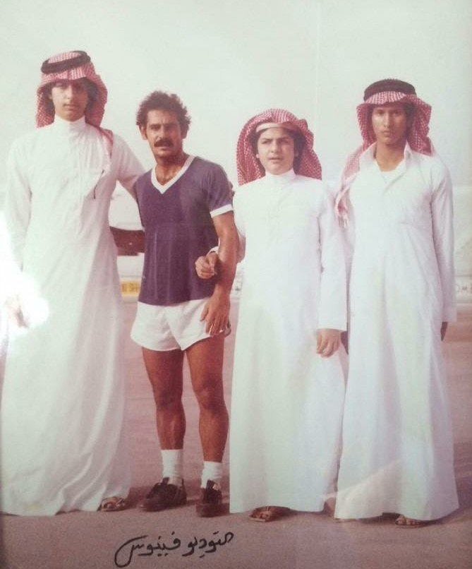84_W1's tweet photo. من اليمين:
مدافع الهلال اللاعب إبراهيم الحمدان، الأمير عبدالرحمن بن مساعد، اللاعب ريفالينو، الأمير عبدالله بن مساعد في السبعينيات الميلادية.

يعتبر النجم البرازيلي ريفالينو من أفضل اللاعبين الأجانب الذين لعبوا في المملكة.

#الهلال https://t.co/DViBFFOniO