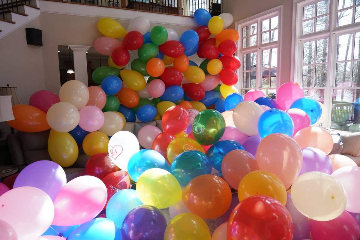 kelly22762167's tweet photo. @iamluxurydoll Now imagine mixing the two fetishes: balloons and bimbo. I would love to pop them all on you. https://t.co/6PxcpUsRcp