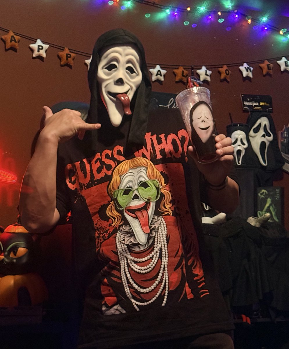 ProfPumpkinFace's tweet photo. @ScaryMovie is a blast and the critics like always are wrong. I laughed from start to finish and plan on seeing it again. The Wayans brothers have not lost it. Do not puff puff pass this movie up. Go see it! 

#scarymovie https://t.co/EsK8njGbd4