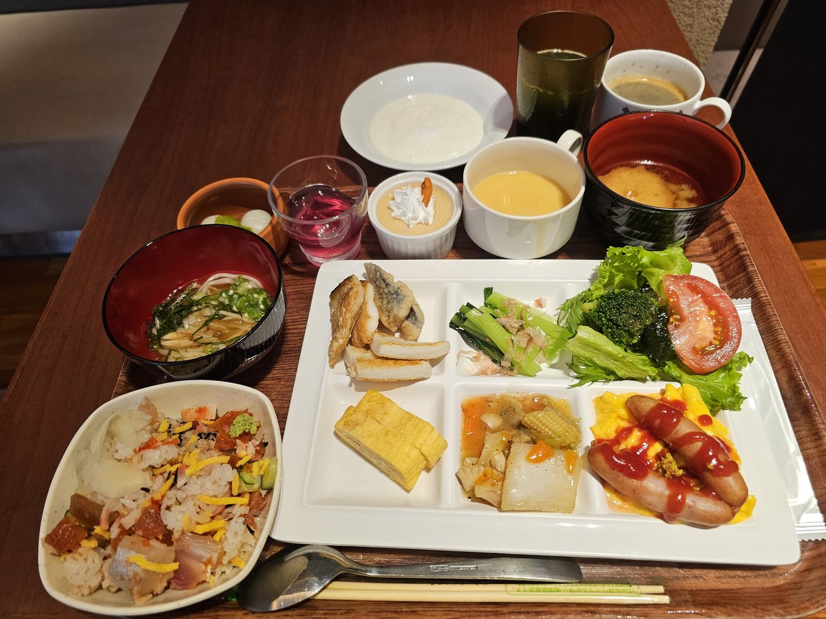 NTSC_J's tweet photo. 朝から食べまくり https://t.co/v1CQMByu9o