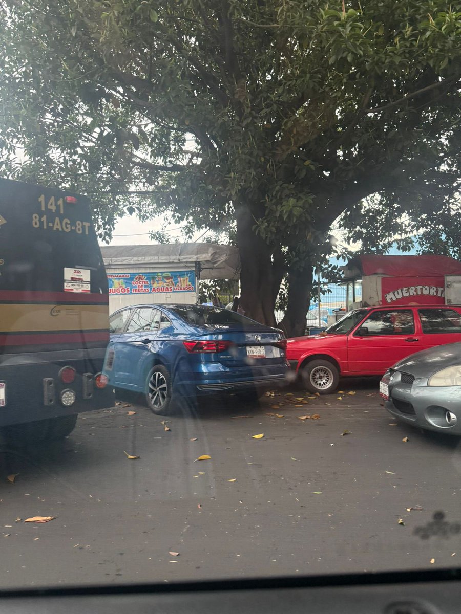 TlalpanVecinos's tweet photo. #DenunciaCiudadana 

Vecinos reportan que sobre Acoxpa, a la altura de Walmart Acoxpa (cruce con Miramontes), algunos automovilistas ya utilizan el carril de extrema derecha como estacionamiento.
🚗 Esta práctica ocupa hasta dos carriles de circulación en dirección al Estadio Azteca, generando congestionamiento y afectaciones al tránsito.
📍 Acoxpa y Miramontes, rumbo al Estadio Azteca.
@UCS_GCDMX