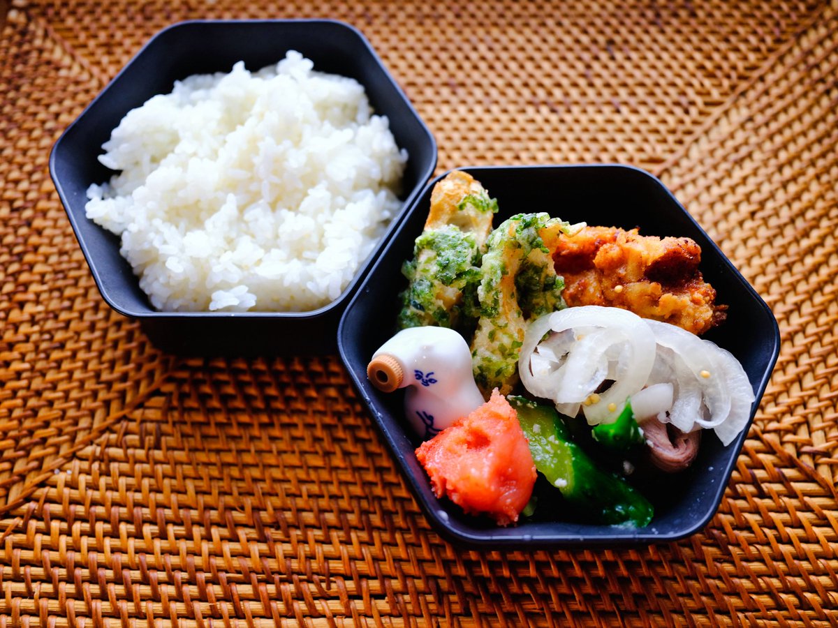 akebitter's tweet photo. 4月から8時に家を出ているせいで、朝がバタバタ
お弁当と朝ご飯にもろもの家事を済ませ出勤するので、写真を撮る余裕もなく
娘も手伝ってくれるものの、やっぱり忙しい…
塩麹唐揚げ、ローストビーフと玉ねぎのマリネ、ちくわの磯辺揚げ、きゅうりの塩麹漬け
#お弁当 #お弁当記録 https://t.co/lDlWmLDnlb