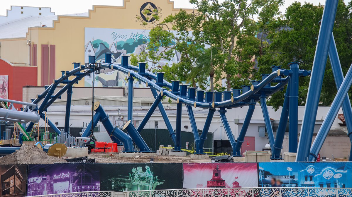 bioreconstruct's tweet photo. A Bunny Hop in development at Fast &amp; Furious Hollywood Drift.
Seems like the peak is designed so that equipment can pass underneath. A boom lift, for example, needs to inspect both sides of the track and supports as part of regular maintenance. https://t.co/LsoqPb9X7X