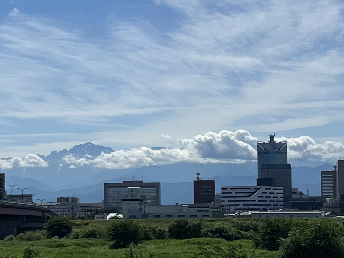 sy10153's tweet photo. おはようございます。😃
6/5富山は南東のやや強い風で快適な晴れ空です。☀️
立山連峰は立山および毛勝三山以北に雲が湧き見えなくなってきました。😁
今日の画像は2013/05/04上市町鍋増谷の満開の桜と新緑です。😆
#マイあさ https://t.co/wgtICKZx3c