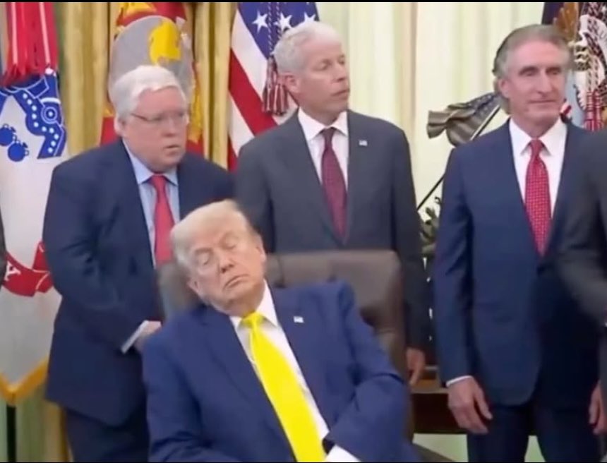 JamieBonkiewicz's tweet photo. The only person getting any decent sleep in this country is the one asshole who shouldn’t be https://t.co/etimjwJKRF
