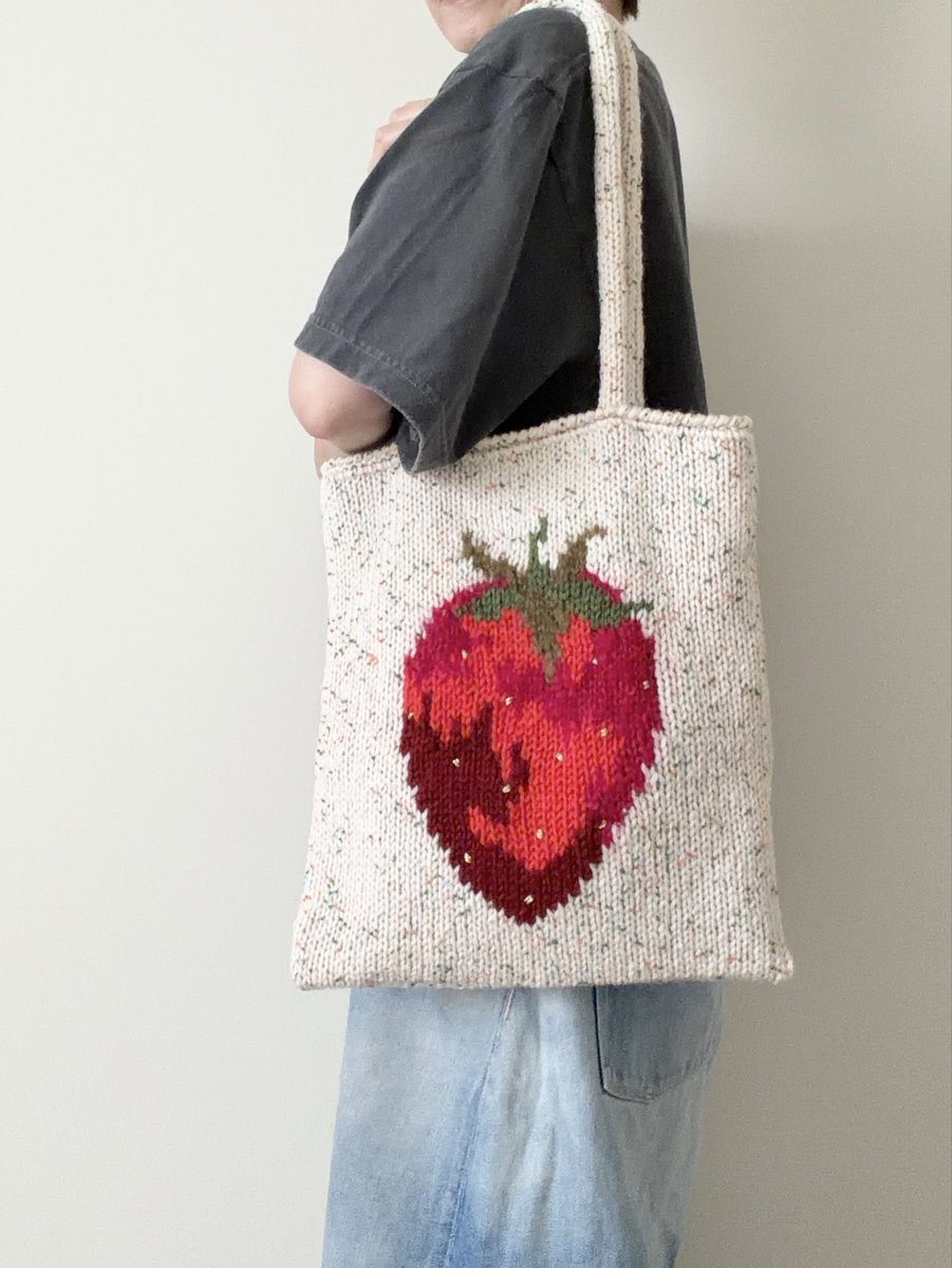 knit_e's tweet photo. 大きめサイズの苺バッグ🍓
今月からキット販売予定です♪
暫くお待ち下さいませ☺️ https://t.co/knp3GuEf3V