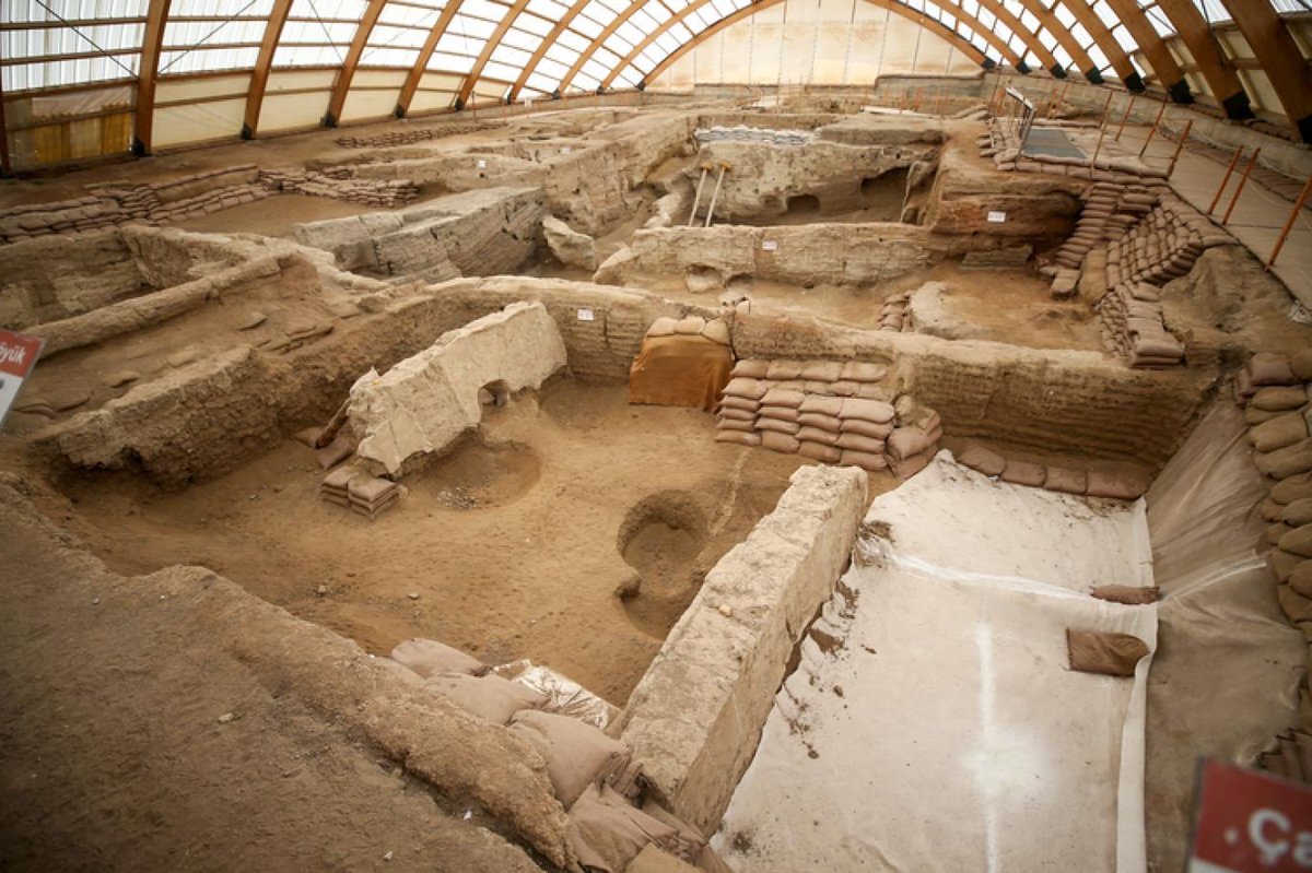KeLebegindansi's tweet photo. 🚨 #SONDAKİKA

Türkiye’de ki Çatalhöyük’te yapılan araştırmalar, yaklaşık 9.000 yıl önce eşitlikçi ve anaerkil bir toplumun yaşadığını ortaya koydu.

Araştırmacılar, yerleşimde şiddete dair hiçbir kanıta rastlanmadığını açıkladı.

Sizce bugün böyle bir toplum mümkün mü? https://t.co/sxn4htVoA7